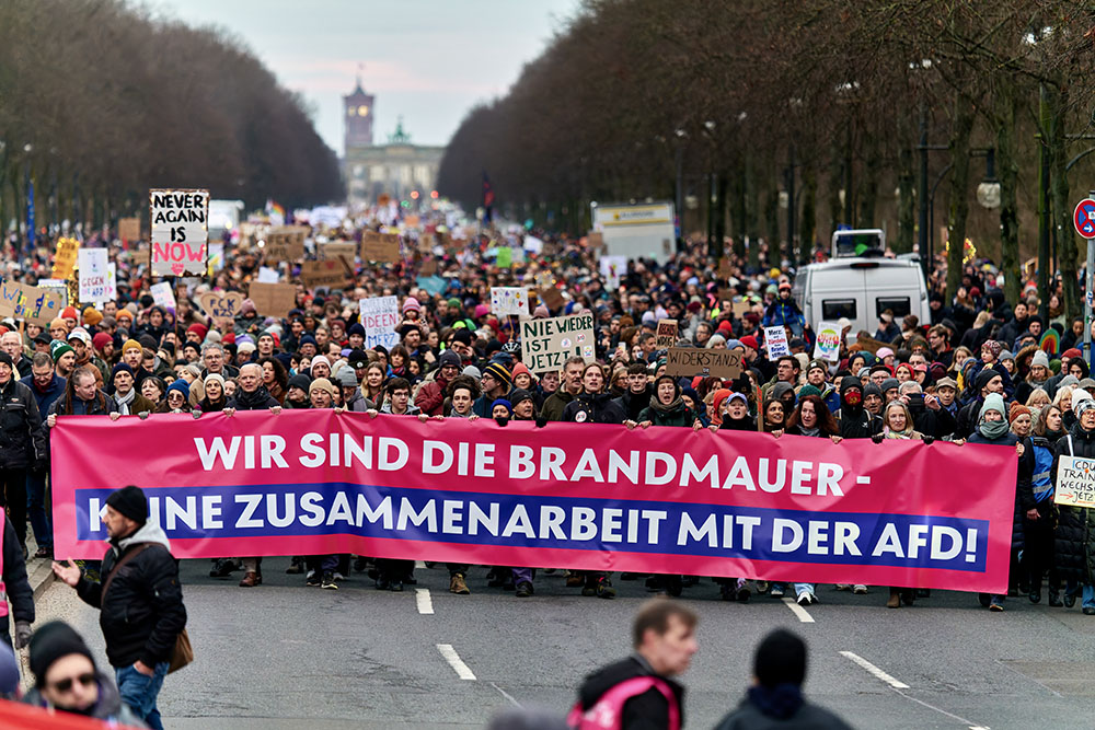 Aufstand_der_Anständigen_demonstration_Berlin_on_Straße_des_17._Juni_2025-02-02_63 Leonhard Lenz.jpg