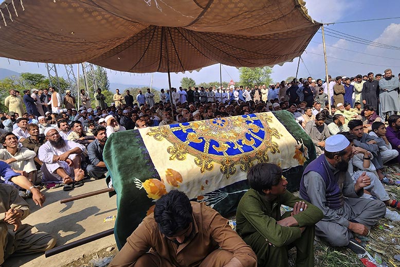 pakistan talibaner begraving.jpg