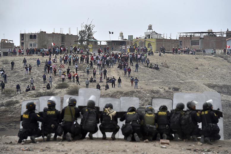 Peru polis demonstranter.jpg
