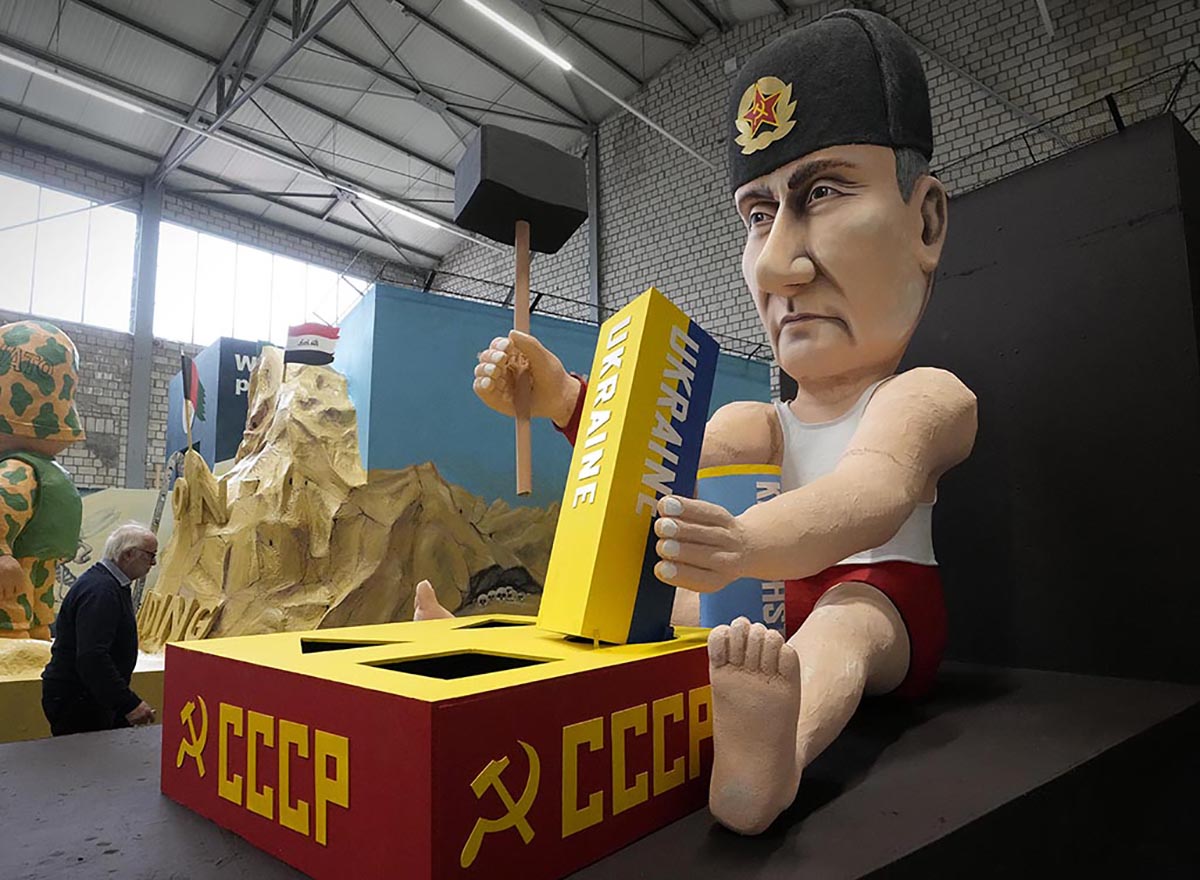A carnival float depicts Russia's president Vladimir Putin playing with building blocks like the Ukraine to restore the Soviet Union at the presentation of floats for the Rose Monday Parade in Cologne, Germany, Tuesday, Feb. 22, 2022. Photo: Martin Meissner/AP/TT