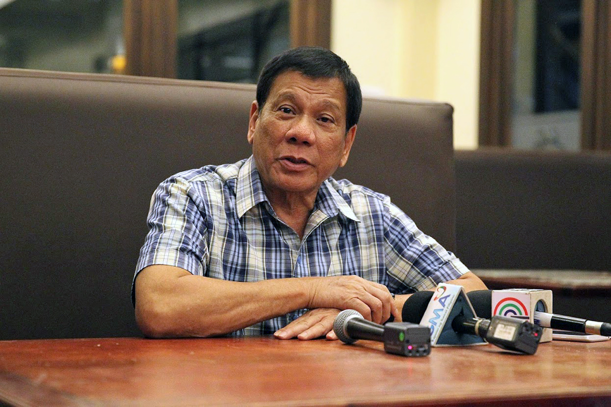 Gilla Duterte eller riskera bli angripen i sociala medier