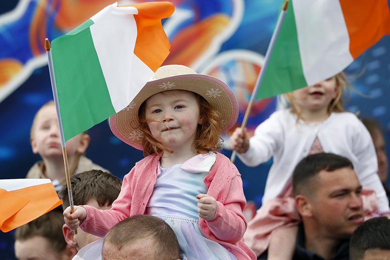Unga demonstranter i Belfast viftar med republiken Irlands flagga. Foto: AP/TT