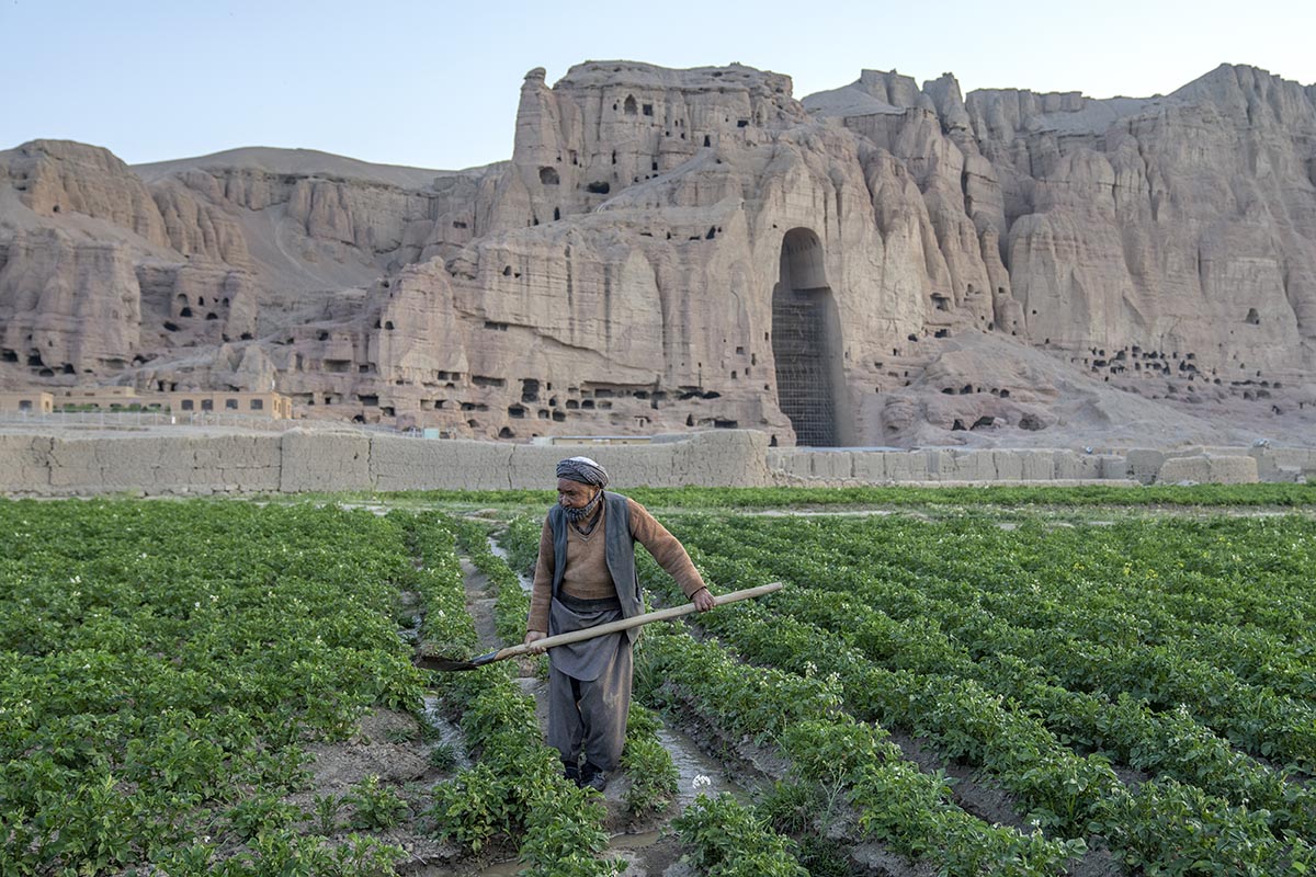 En bonde invid ett av hålen efter buddhastatyerna i Bamiyan som talibanerna förstörde 2001. Foto: AP/TT