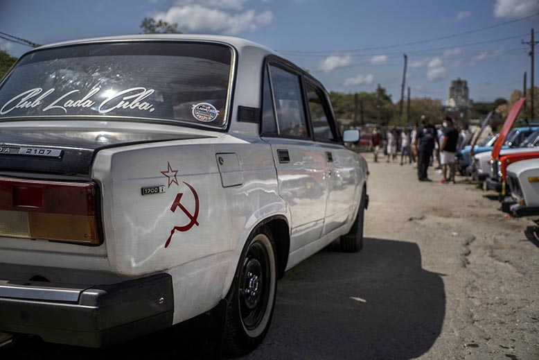 Gemensam historia. Sovjetisk Lada-bil i antiamerikansk parad på Kuba. Foto: AP/TT