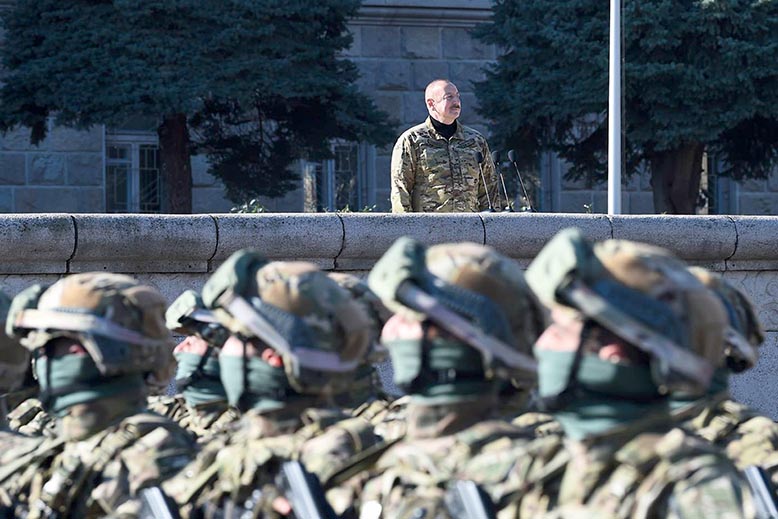 Ska president Aliyev välja fredens eller krigets väg? Militärparad 2023. Foto: Azerbajdzjans presidentkansli/AP/TT