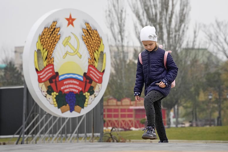 Hammaren och skäran syns på Transnistriens nationella emblem. Foto: AP/TT