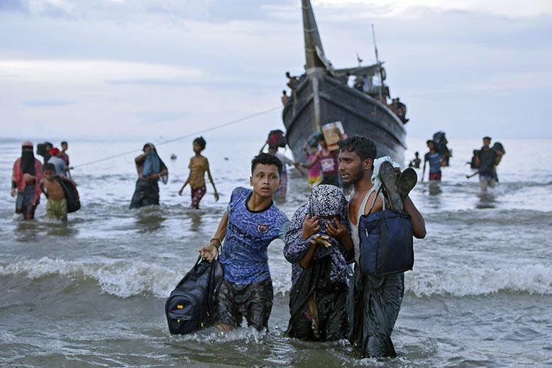 Rohingyer har flytt i mängd, som här över havet till Indonesien. Foto: AP/TT