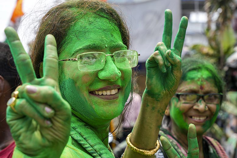 Oppositionsanhängare firar färgglatt efter valet. Foto: AP/TT