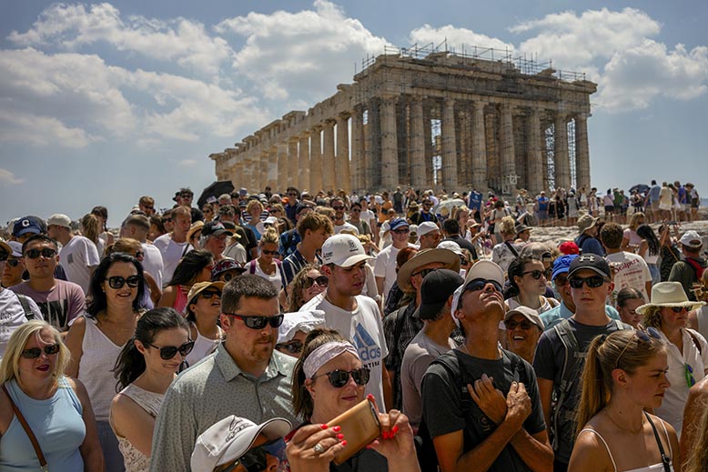 I Aten driver massturismen upp bostadspriserna. Foto: AP/TT