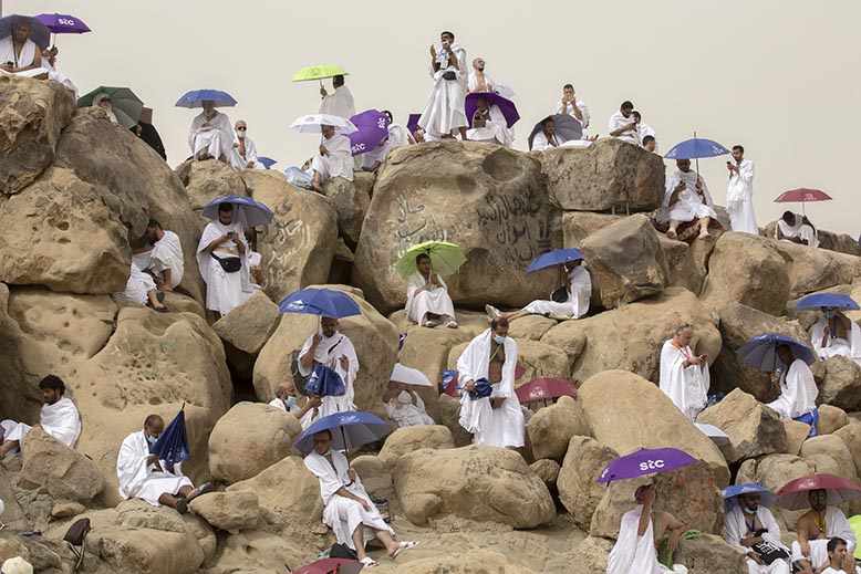 Pilgrimer vid berget Arafat. Minst 1 300 människor dog i värmen under årets vallfärd till Mecka. Foto: Amr Nabil/AP/TT