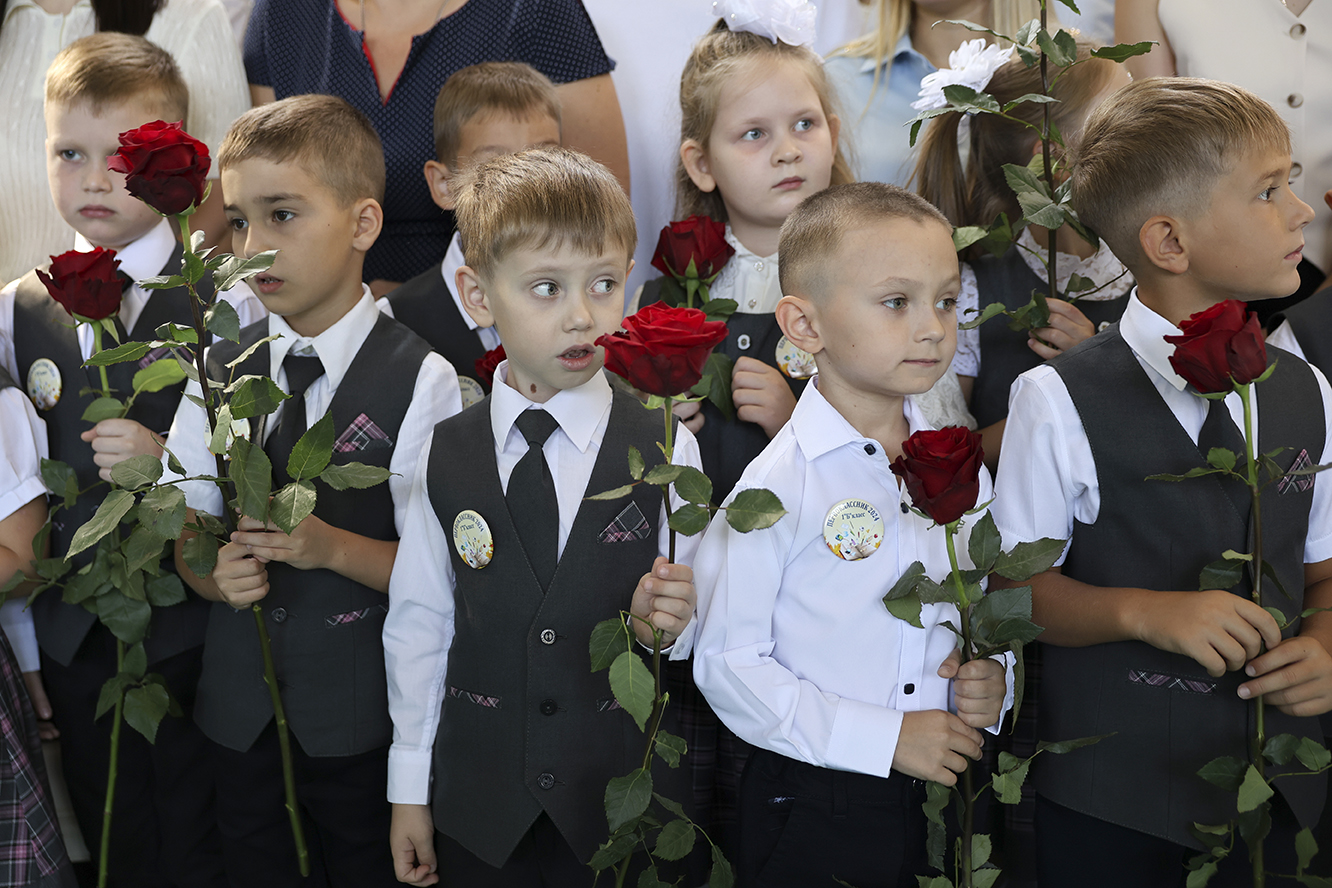 Skolstart i klass 1 i det ockuperade Donetsk, där undervisningen nu måste ske på ryska. Foto: AP/TT