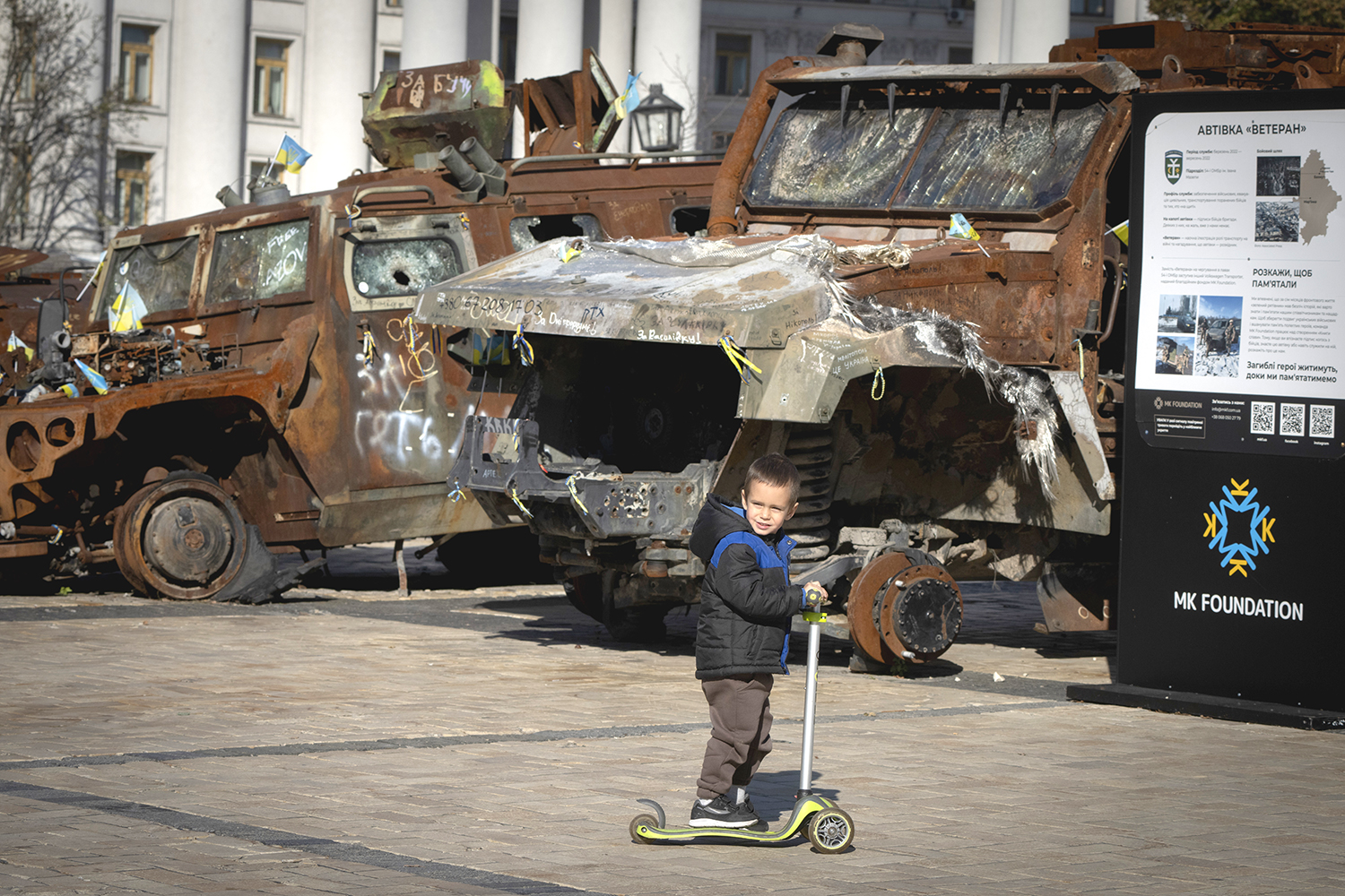 Episk konflikt. Ukrainsk pojke kör förbi förstörda ryska militärfordon i Kiev. Foto: AP/TT