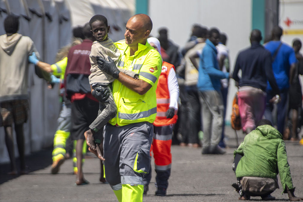 Liten migrant tas omhand på Kanarieöarna. Foto: AP/TT