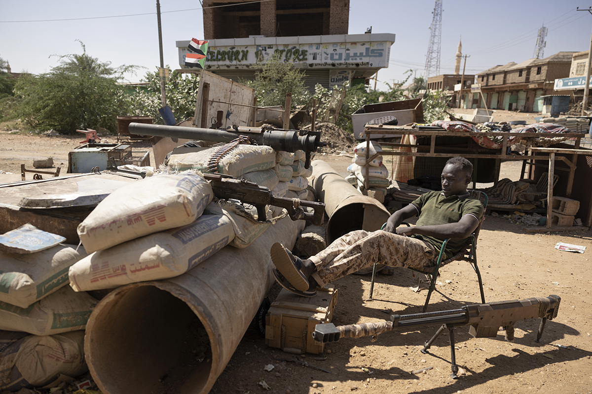 Nagm Eldin Khamis, 23 år, håller uppsikt vid vägspärren vid krigsfronten i Bahri nära huvudstaden Khartoum. Foto: Niclas Hammarström