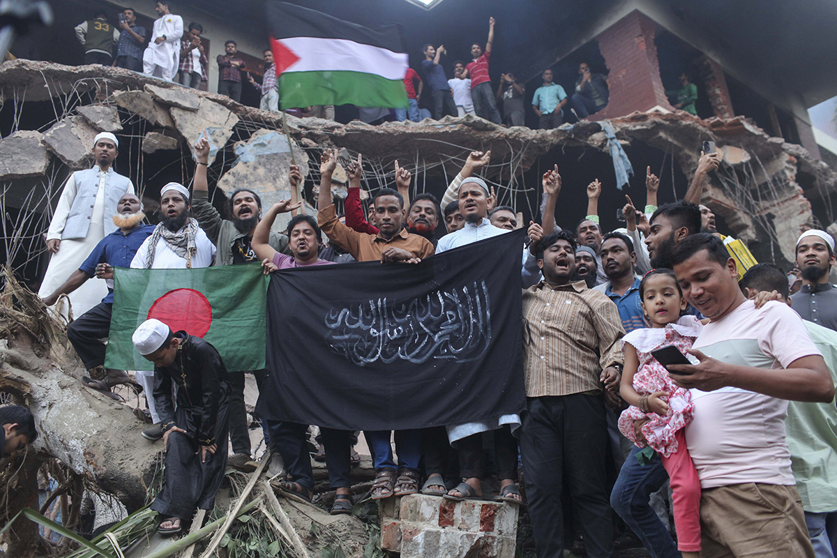 Jublande islamister i Dhaka. Foto: ZUMA Press Wire/TT