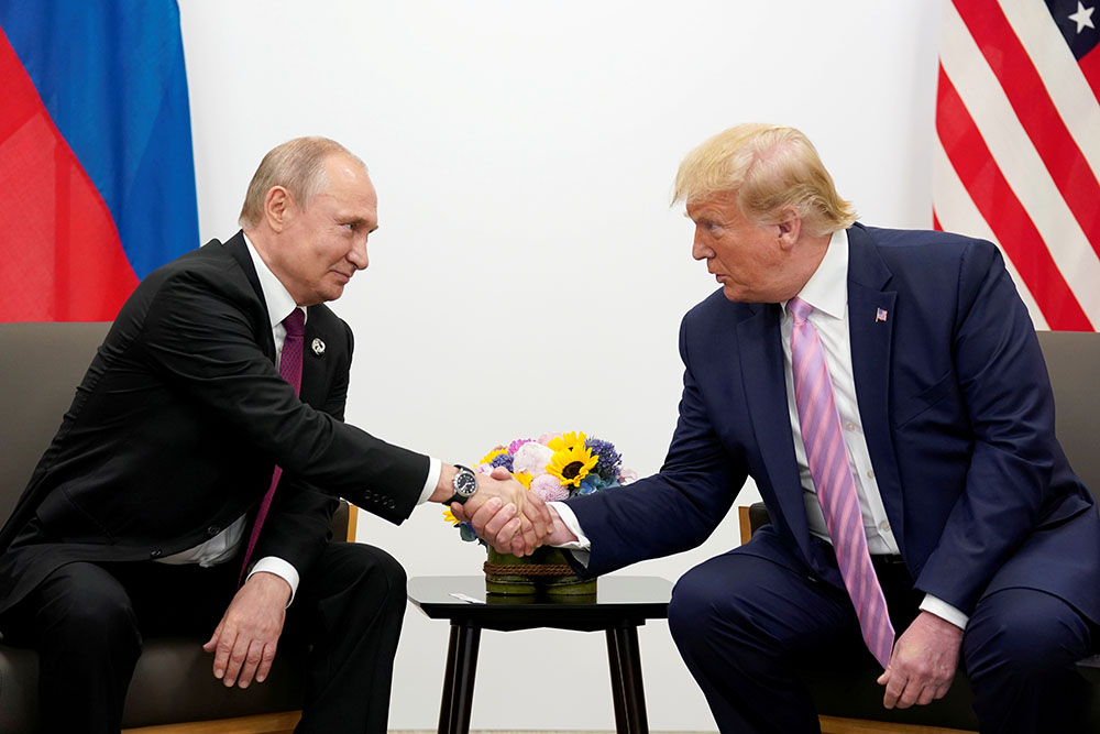 Ska Putin och Trump skaka hand över huvudet på Europa? Bild från 2019. Foto: Reuters/TT